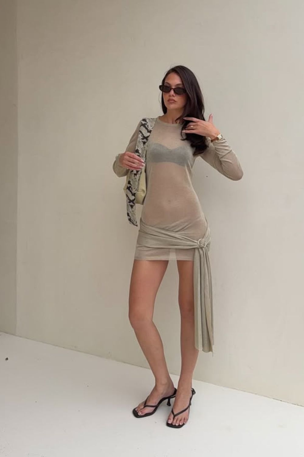 Vestido curto com transparência e bolsa com estampa de cobra e sandália de tiras e salto agulha