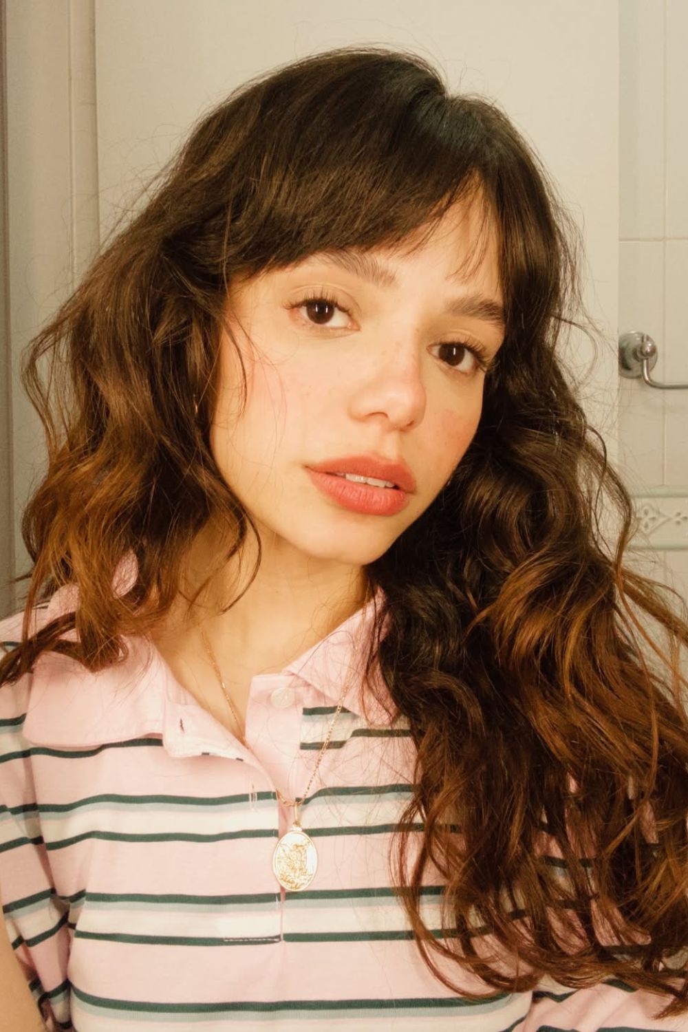 Franja no cabelo grande ondulado castanho