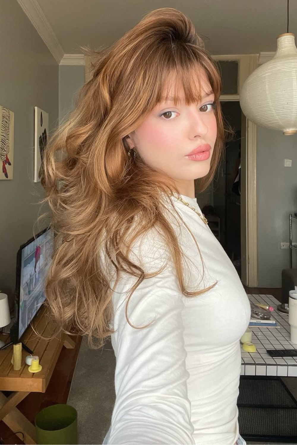 Franja no cabelo grande ondulado e acobreado