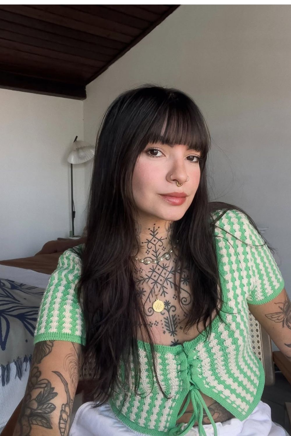 Franja reta no cabelo grande e preto