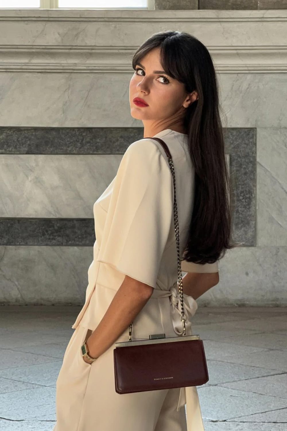 Franja no cabelo grande preto e liso