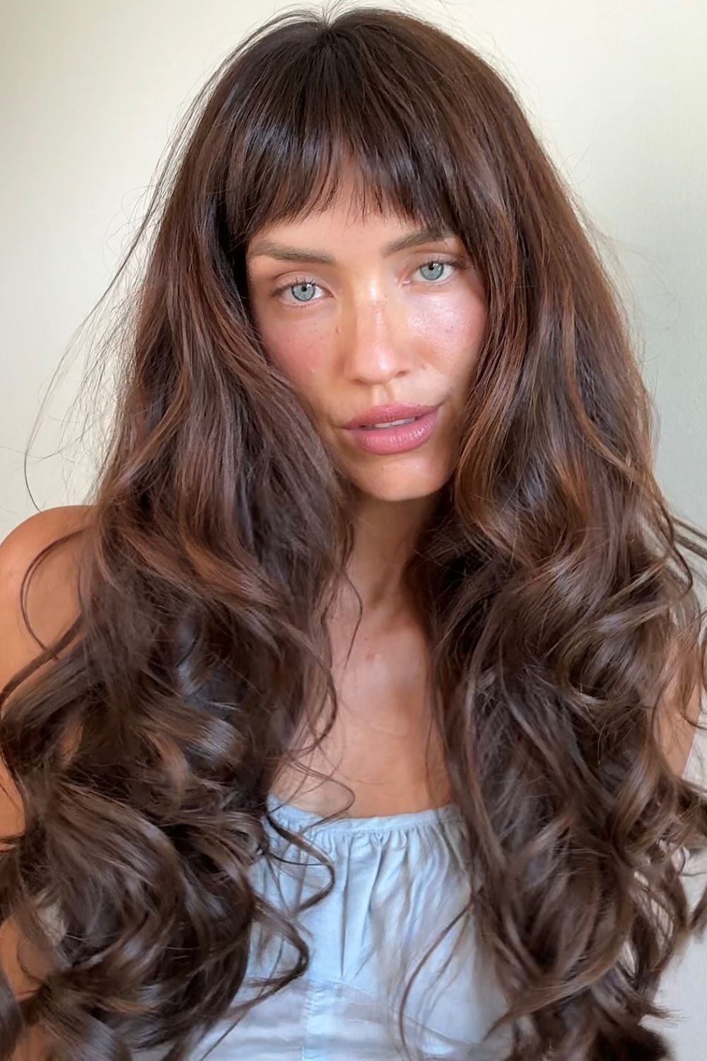 Franja no cabelo grande ondulado e baby liss