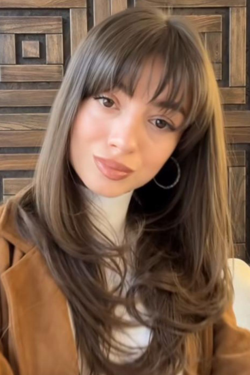 Cabelo liso repicado com franja cortininha