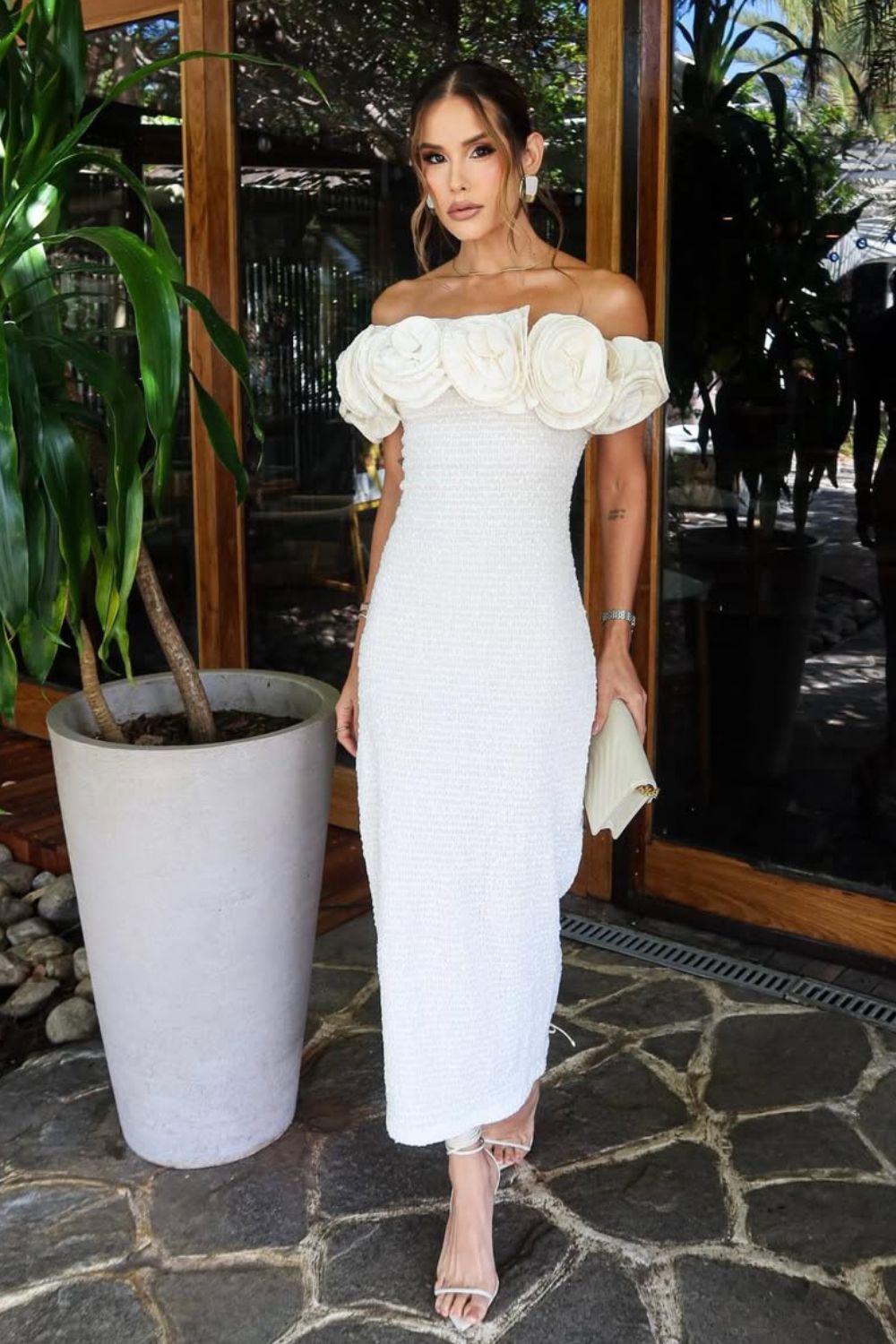 Vestido midi branco com detalhes de maxi rosa
