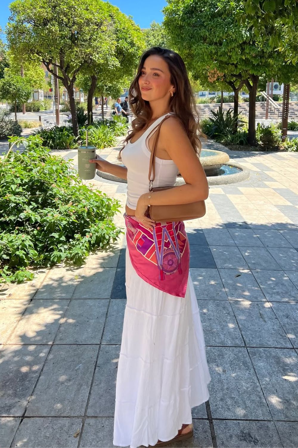 Regata branca, saia três marias e lenço rosa