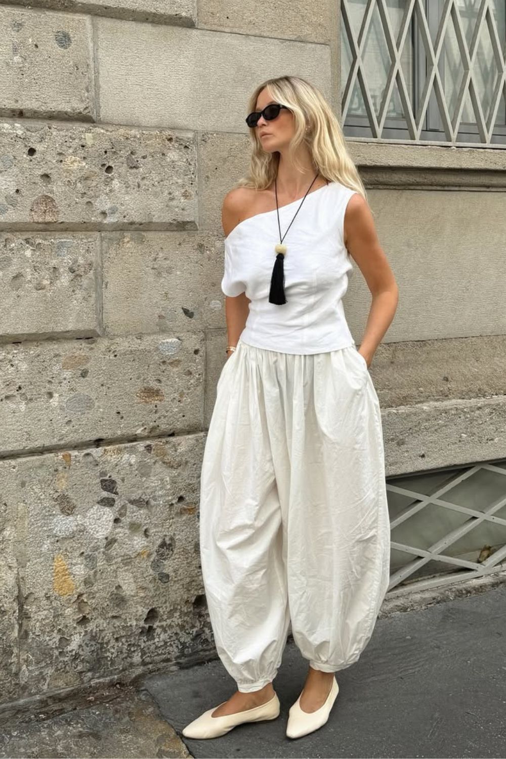 Top assimétrico, calça balloon e sapatilha de bico fino