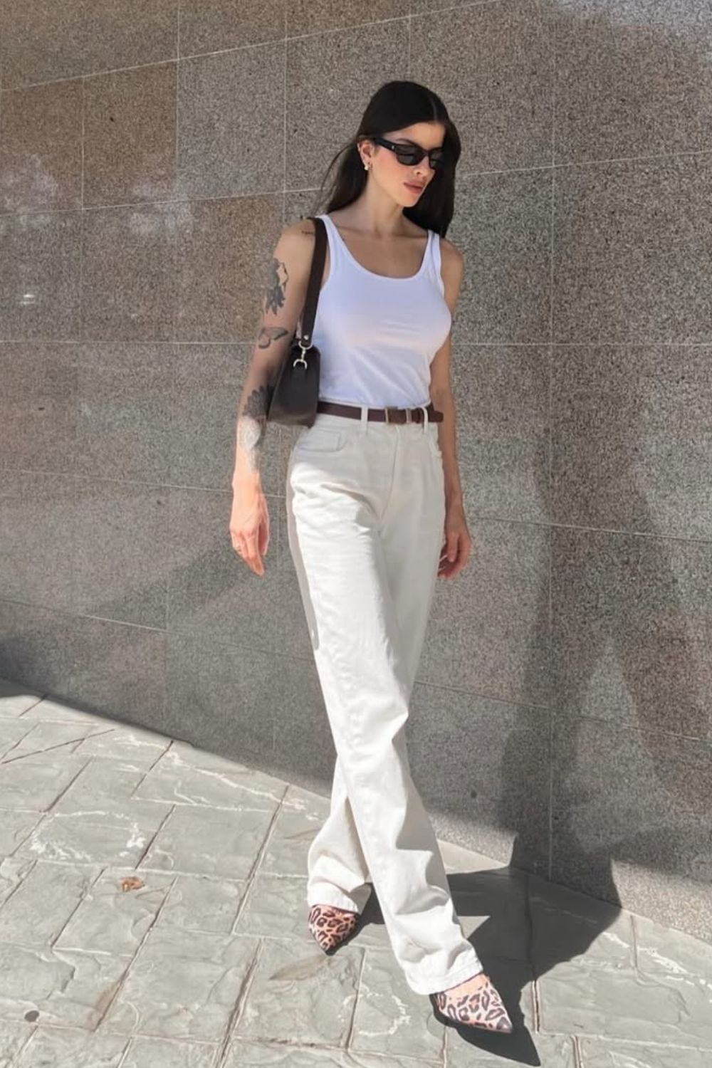 Looks claros, Regata branca, calça caqui, cinto marrom e sapato de bico fino de oncinha