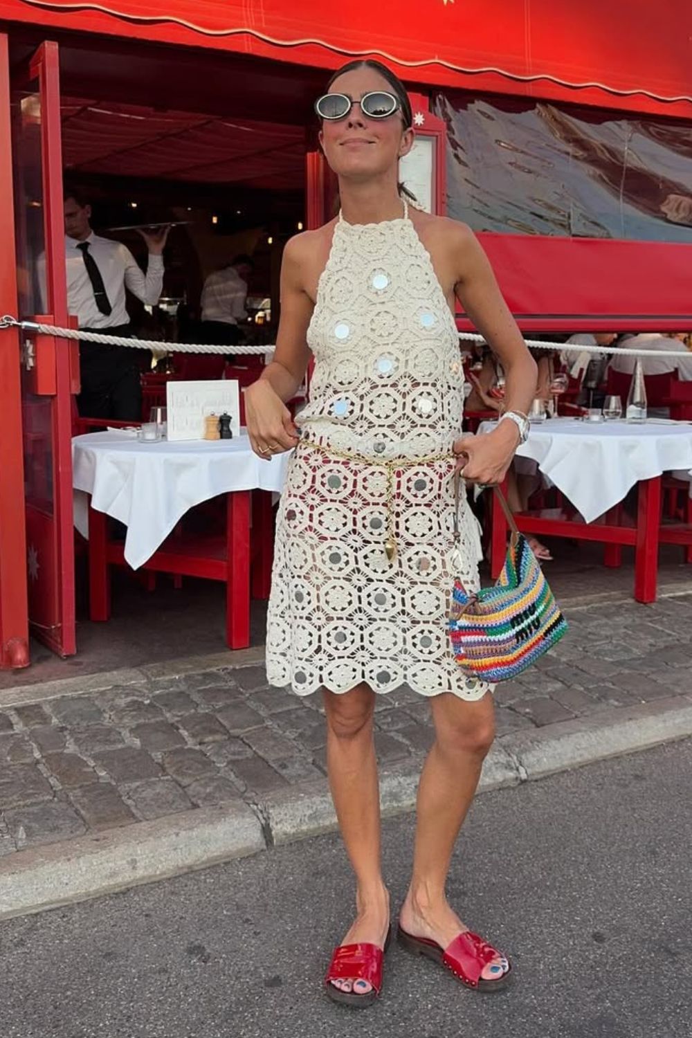 Looks claros, Vestido de crochê e tamanco vermelho