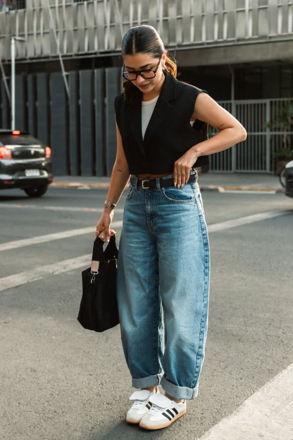 Colete cropped preto de alfaiataria, calça barrel leg e tênis adidas branco