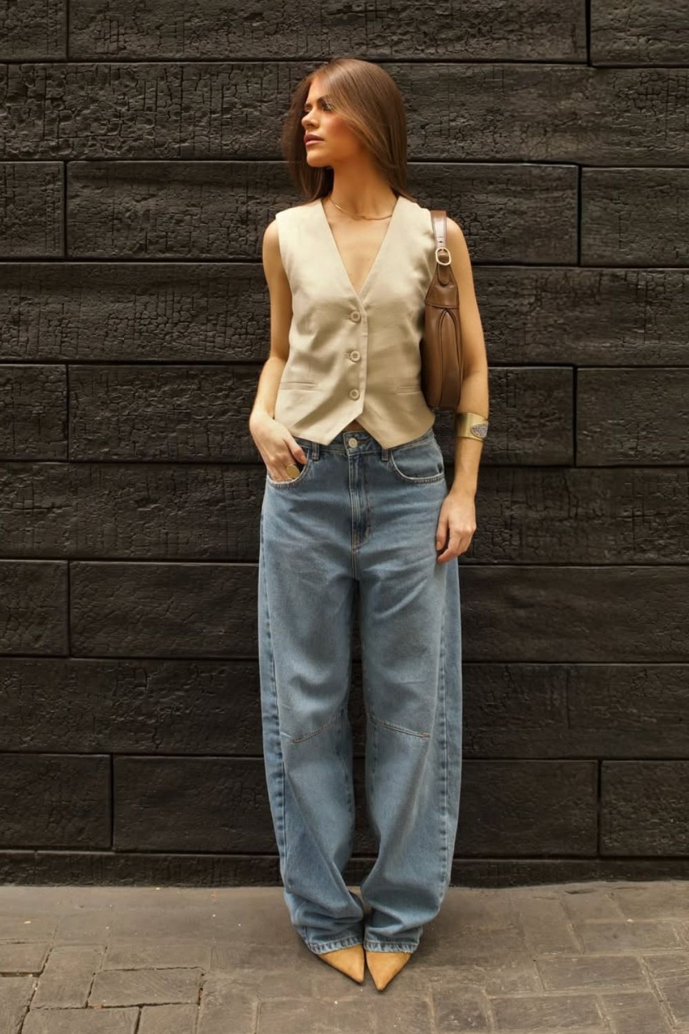 Colete de alfaiataria com calça baggy e sapato de bico fino