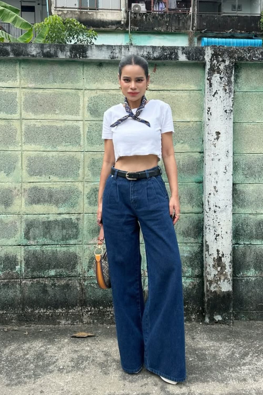 calça jeans de alfaiataria com cinto, cropped branco e lenço no percoço