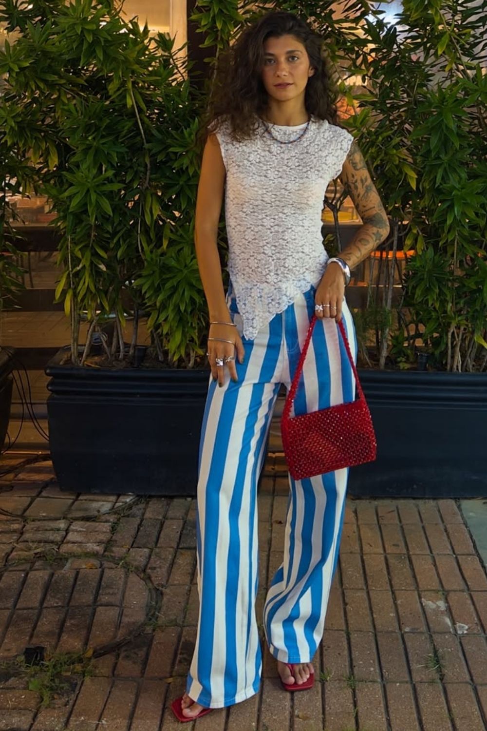 Looks para colorir seu verão, Top de renda, calça listrada azul e mini bolsa vermelha