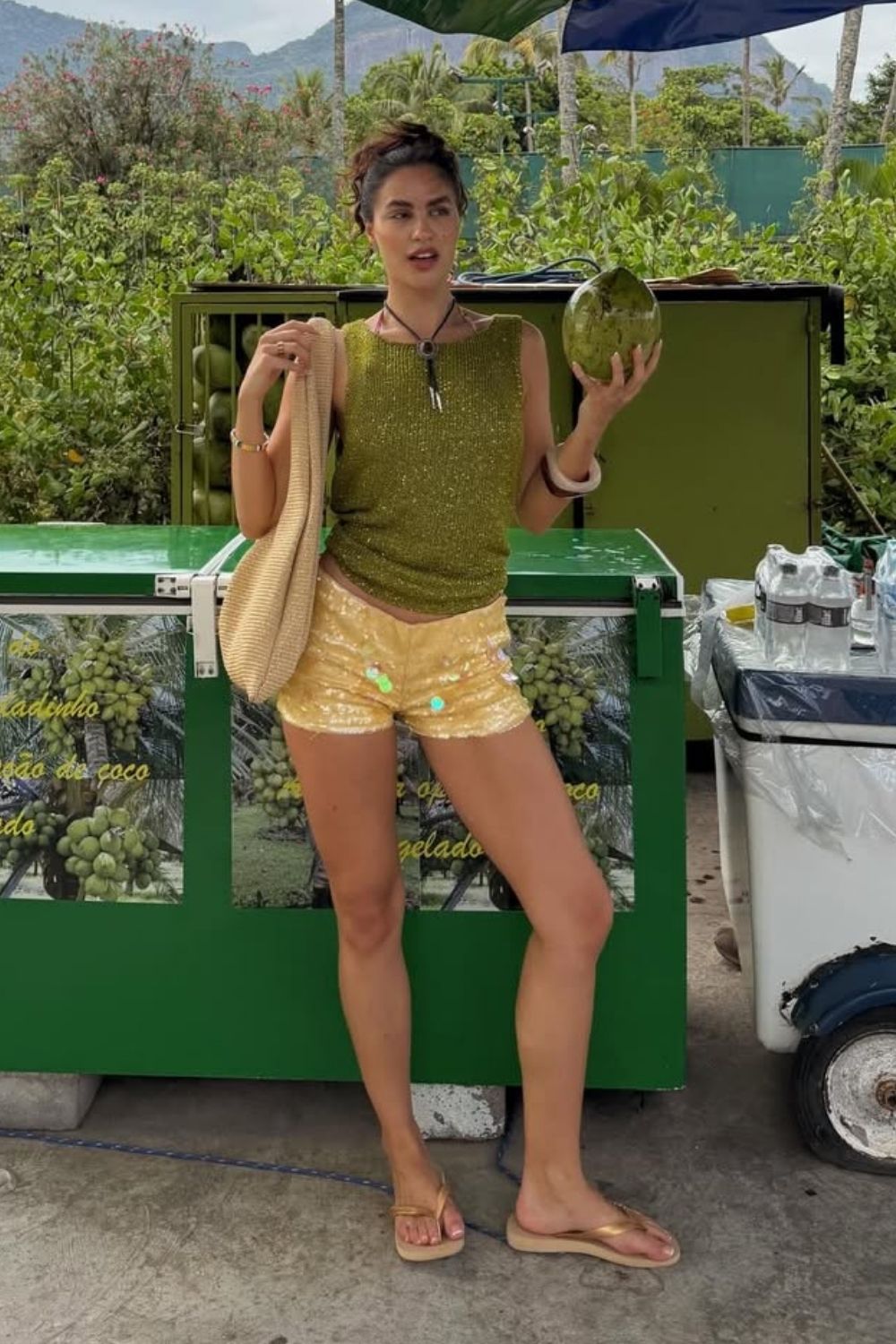 Looks para colorir seu verão, Regata verde, short amarelo de paetês, maxi bolsa e havaianas