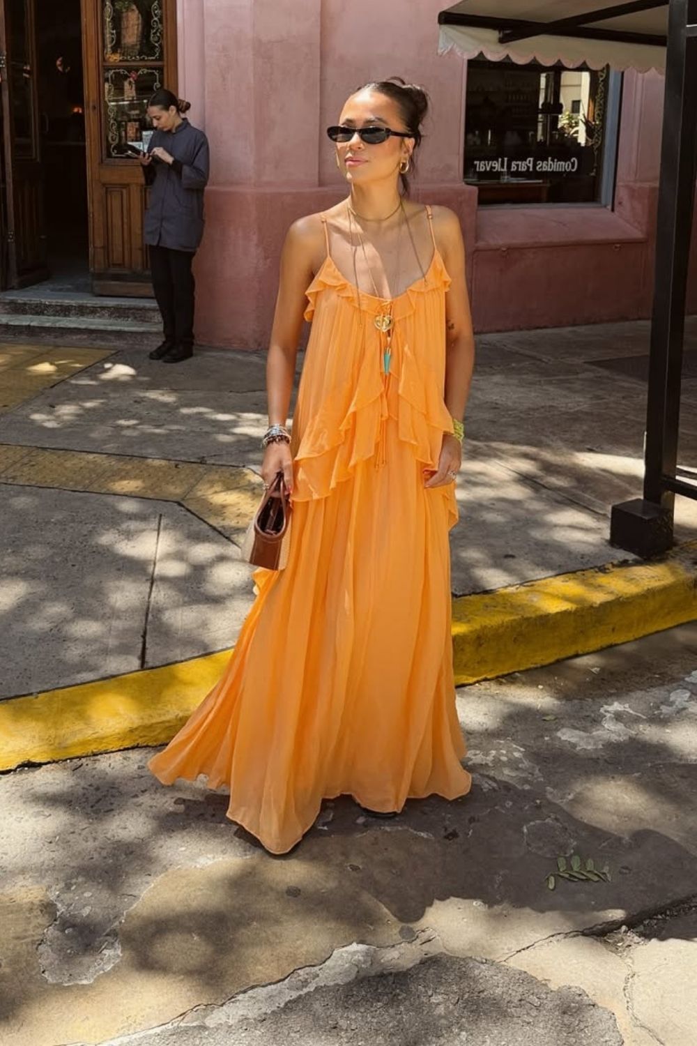 Looks para colorir seu verão, Vestido longo com babados, maxi colar e mini bolsa