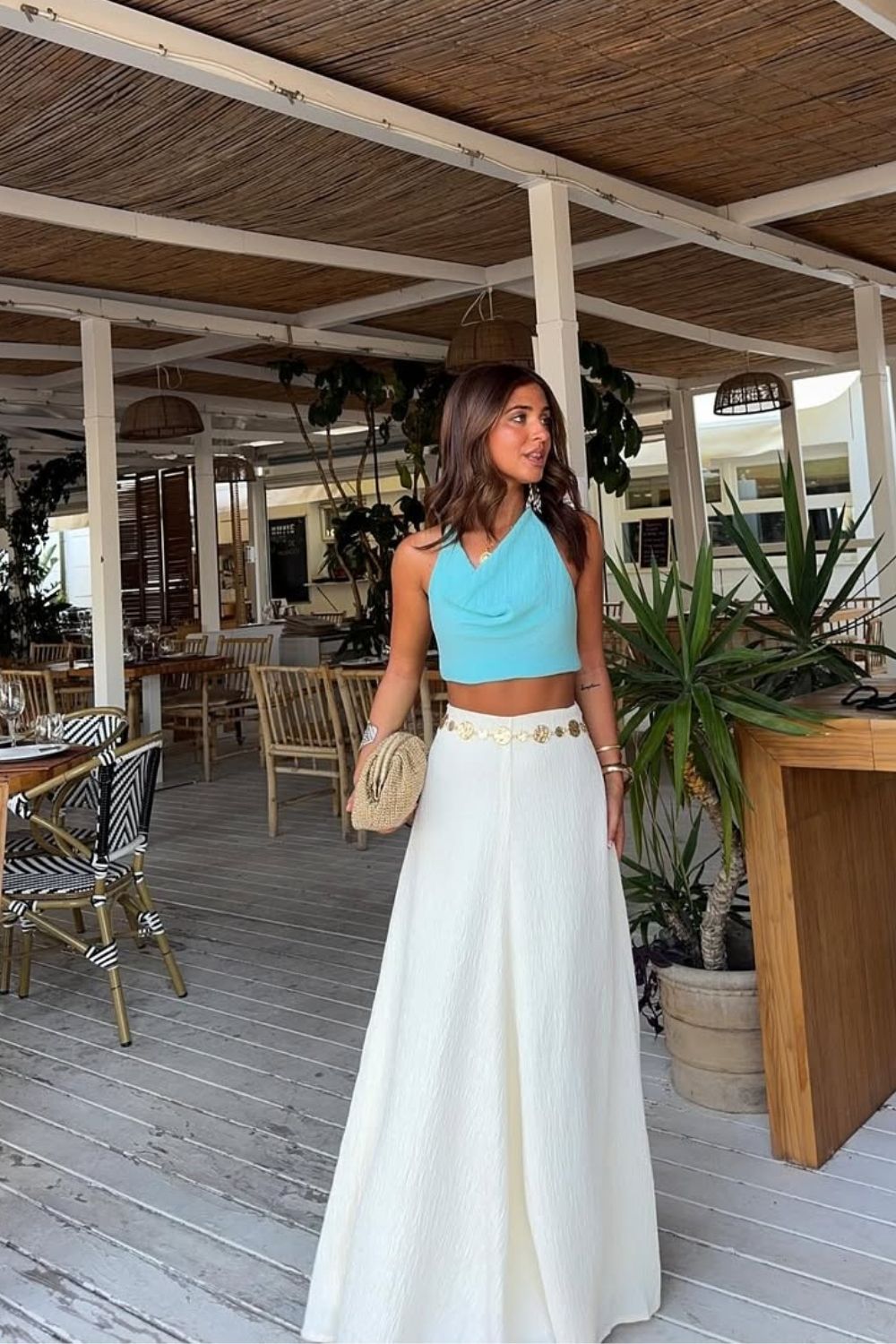 Looks para colorir seu verão, Cropped azul drapeado, saia longa branca e cinto de medalhas dourado