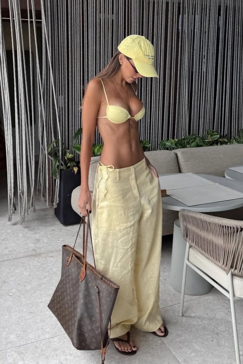 Looks para colorir seu verão, Biquíni amarelo com calça baggy e boné