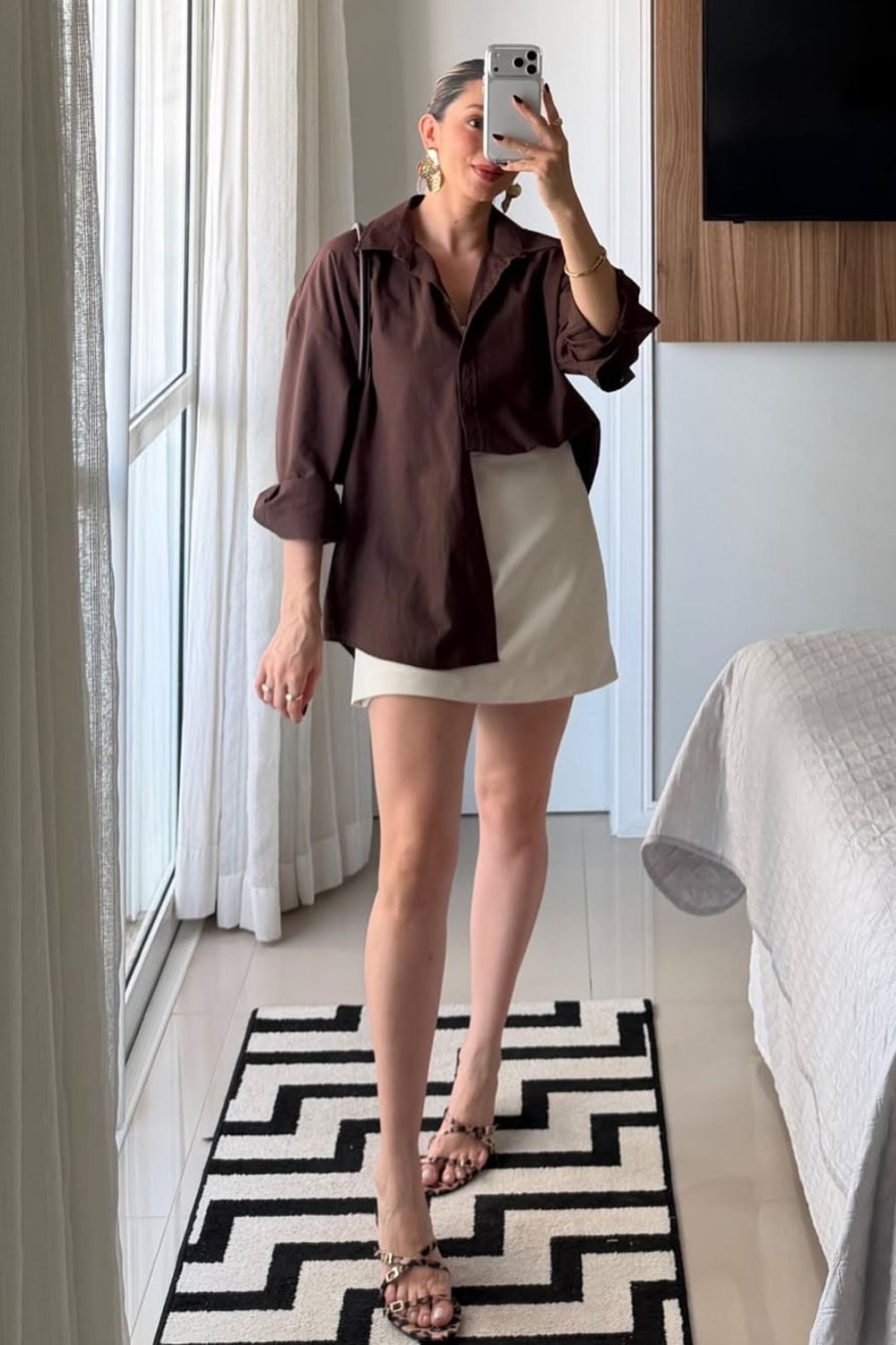Camisa marrom oversized e minissaia caqui com rasteirinha