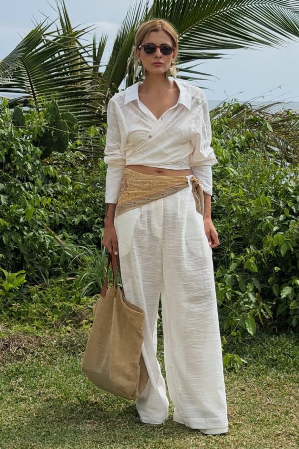 Camisa branca envelope, calça larguinha e lenço na cintura
