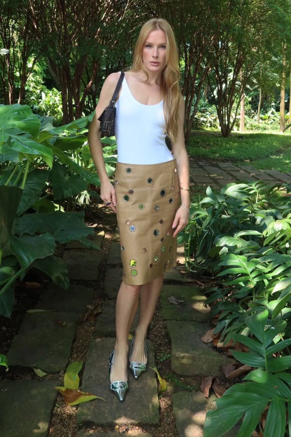 Regata branca, saia lápis com aplicações e sapato prata