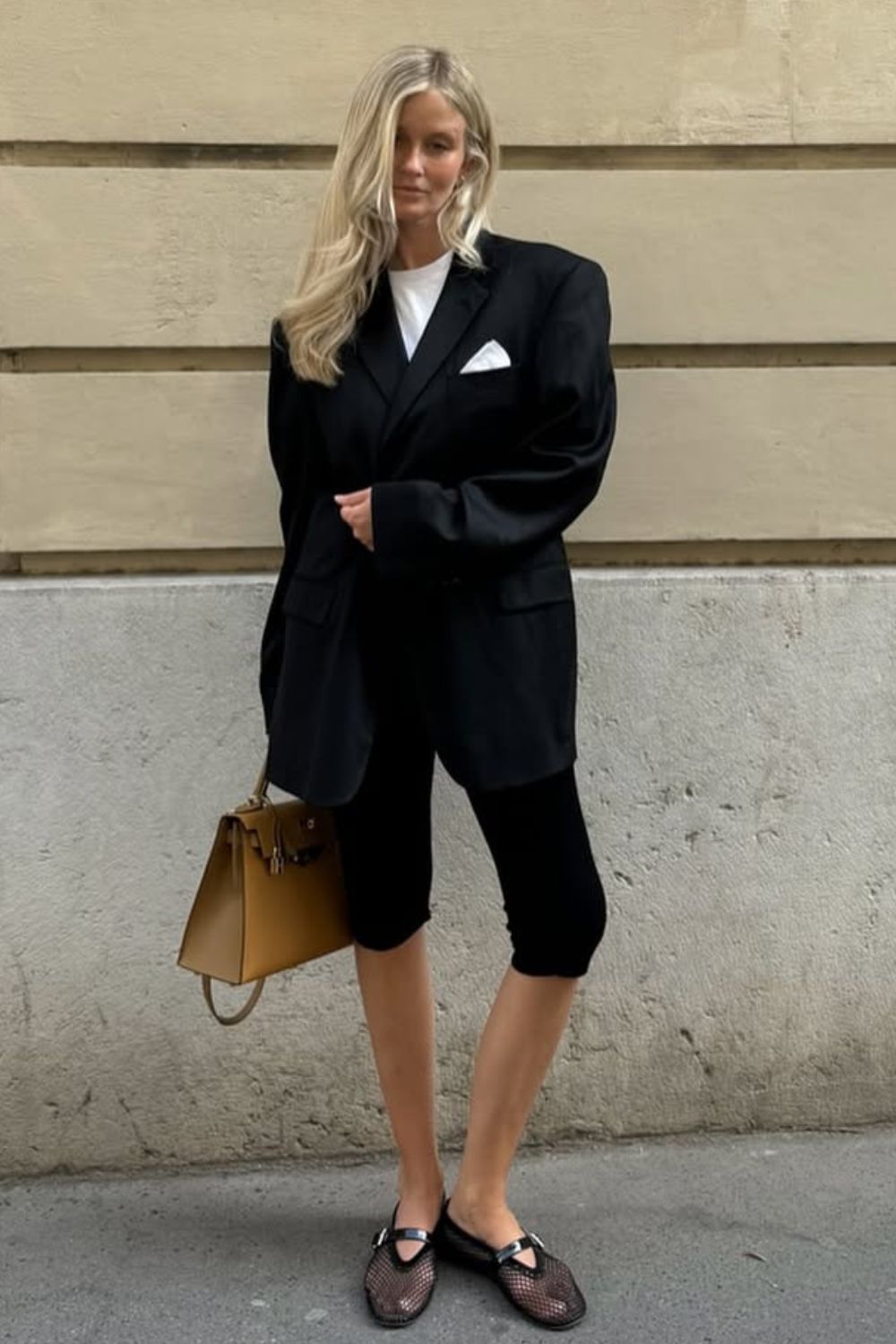 Looks neutros, blazer oversized, calça corsário e sapatilha vazada