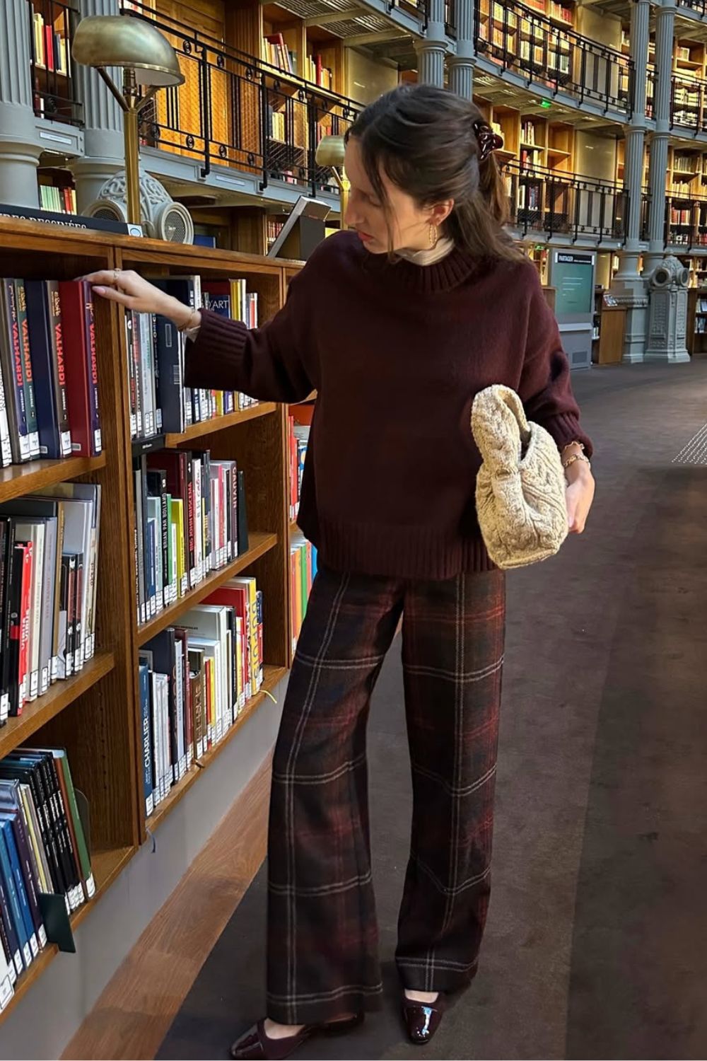 Looks neutros, suéter marrom, calça xadrez, bolsa de crochê e sapatilha