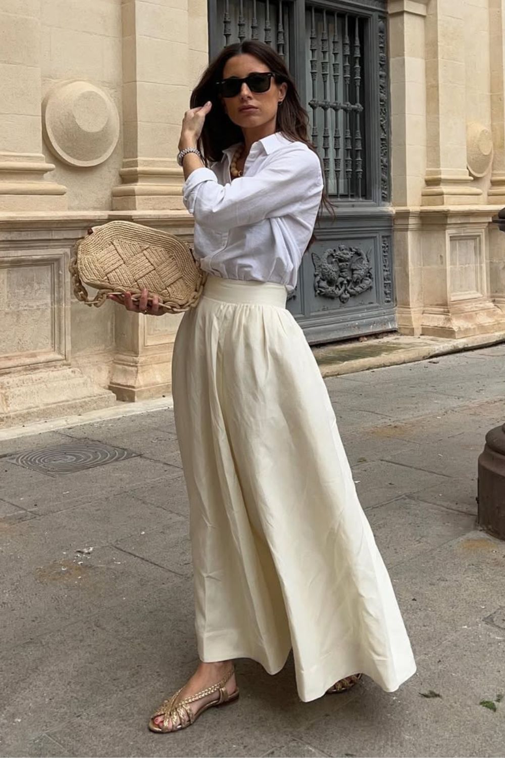 Looks neutros, camisa branca, saia longa godê, bolsa de palha e sapatilha dourada