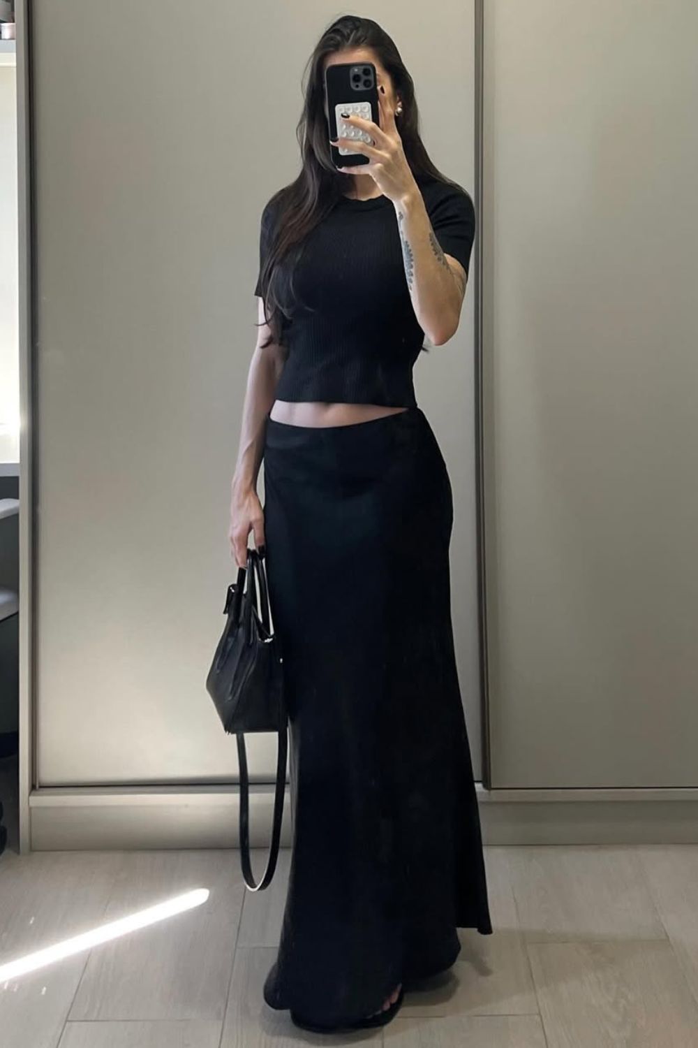 Looks neutros, baby tee preta, saia longa preta, look all black