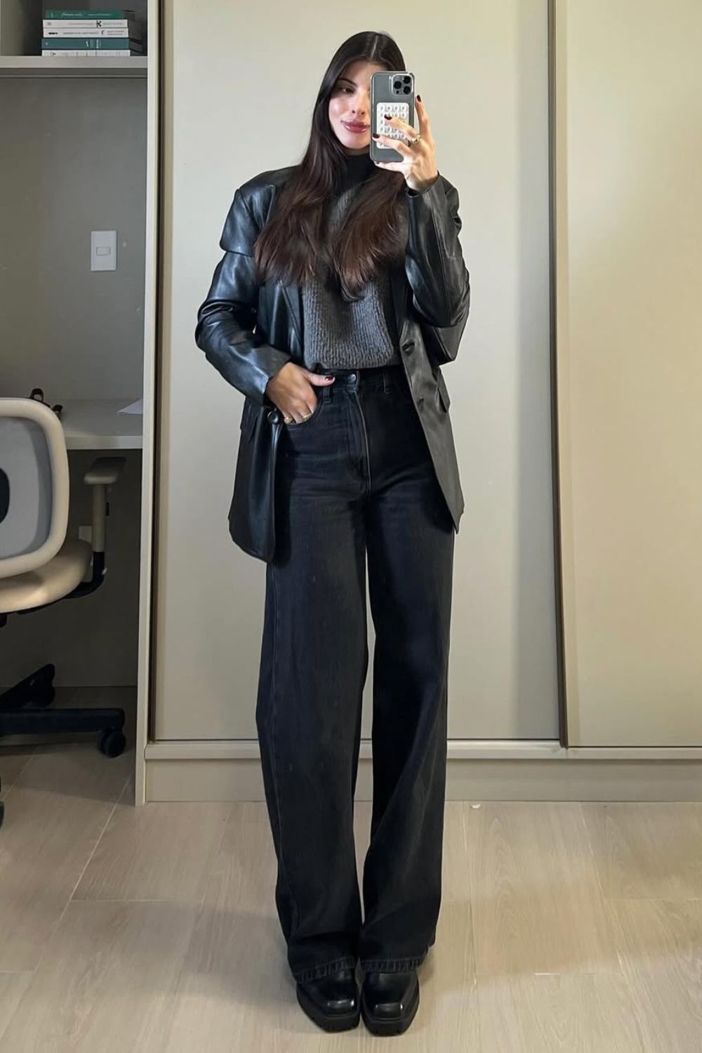 Looks neutros, suéter cinza, jaqueta de couro, calça jeans cinza e coturno tratorado