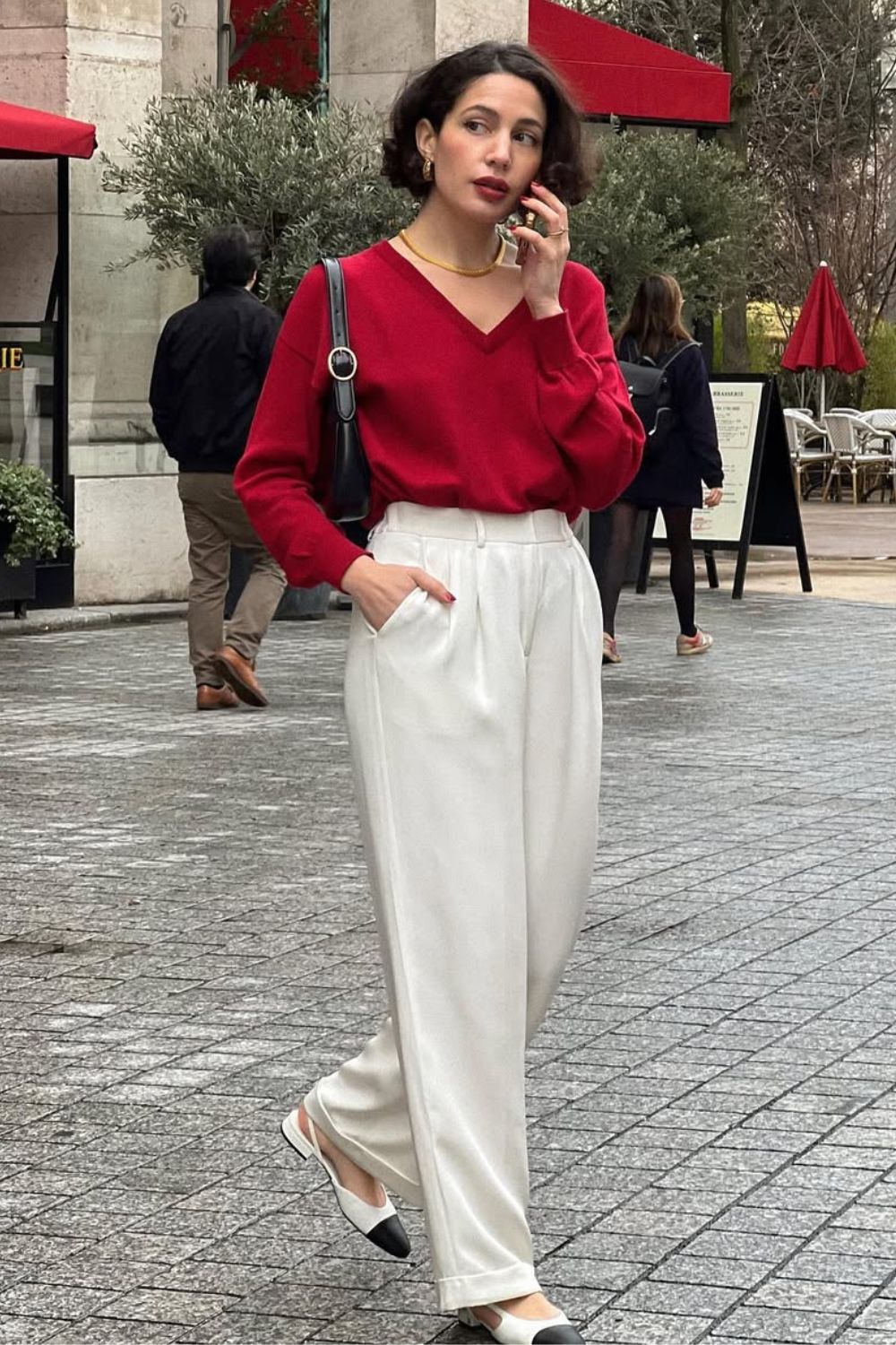 Looks neutros, blusa vermelha de manga, calça de alfaiataria branca e e sapato bicolor