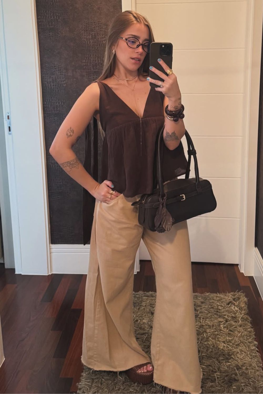 Looks neutros, blusa marrom decotada e calça caqui