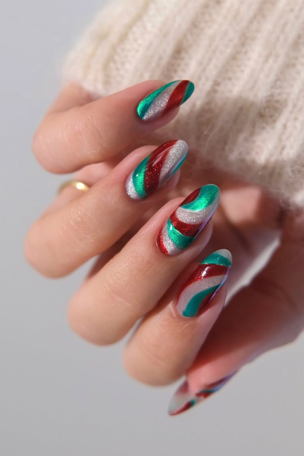 Estampa psicodélica em nail art