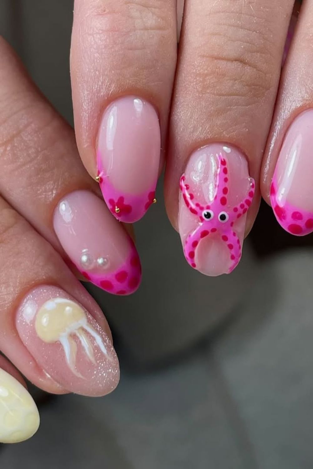 Nail art rosa com decoração de fundo do mar