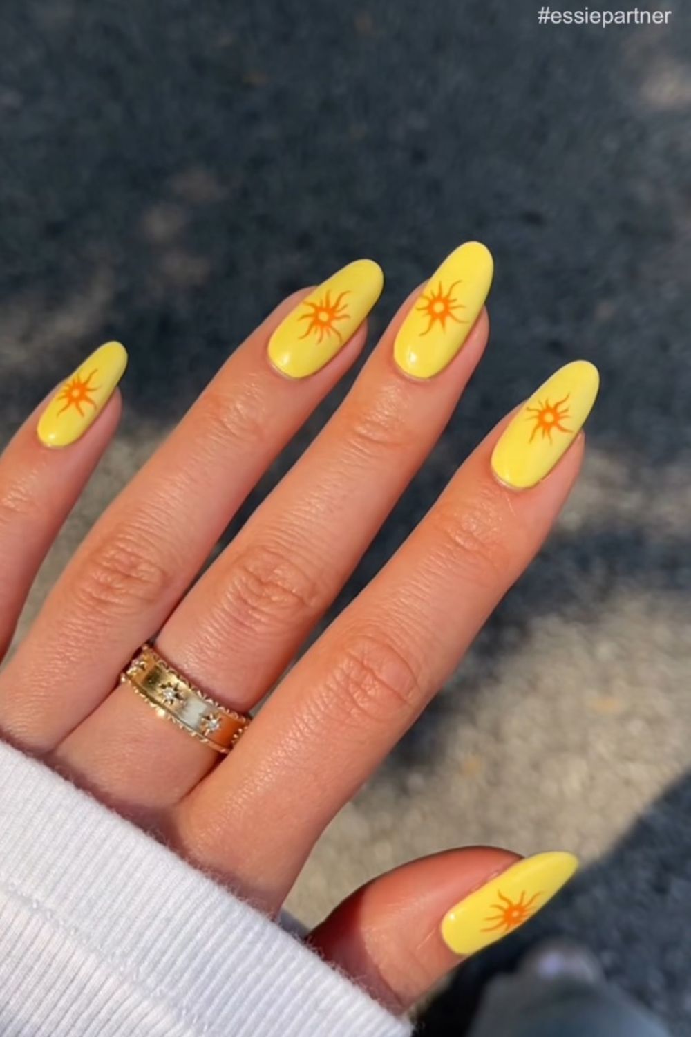 Unhas amarelas com decoração