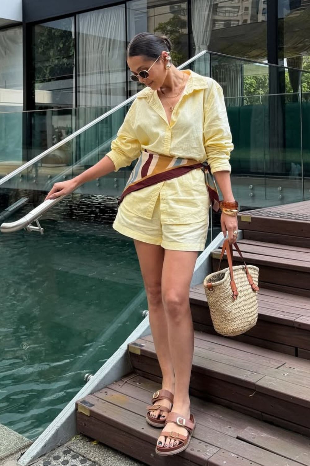 Conjunto de alfaiataria amarelo com lenço na cintura