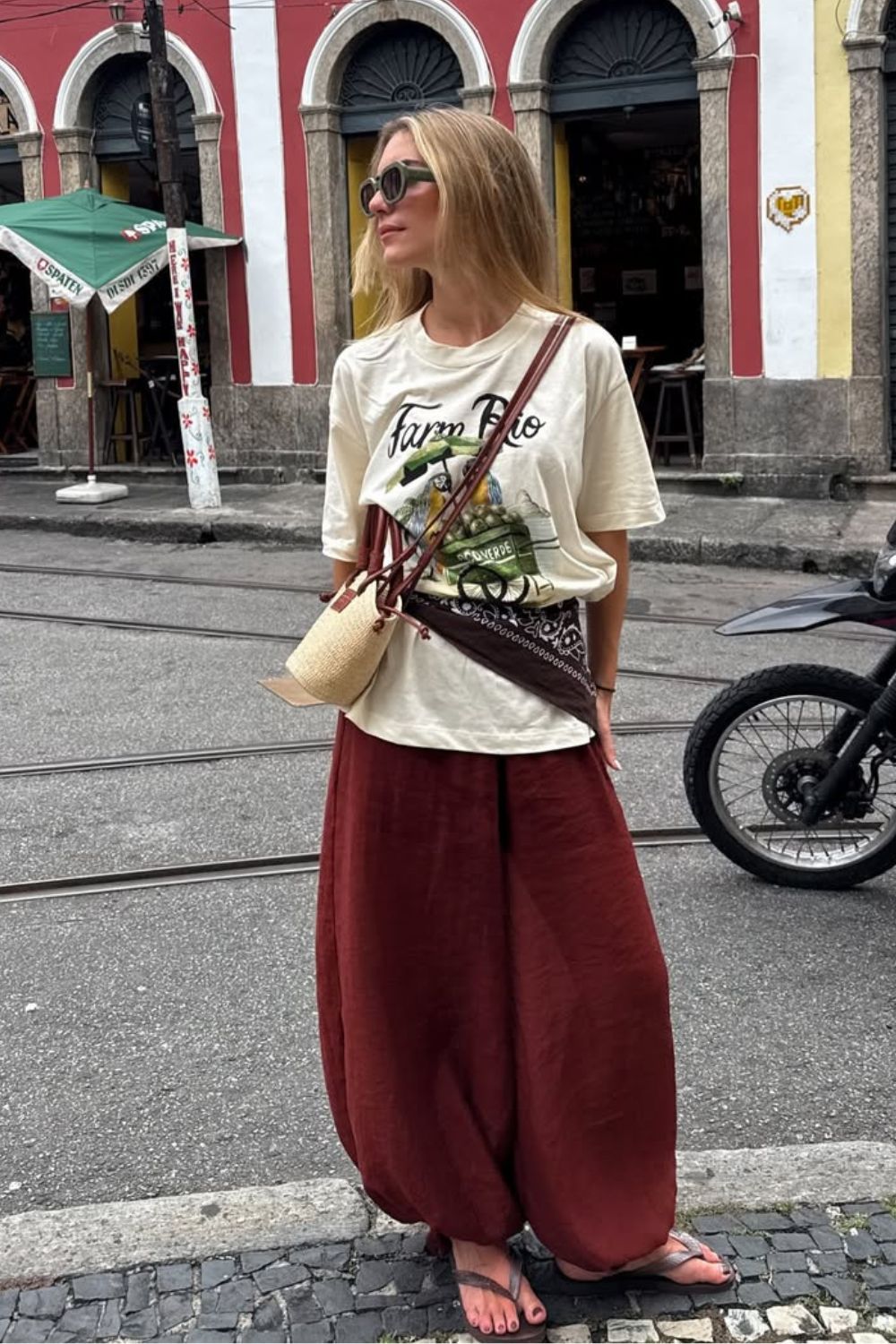 T-shirt oversized, lenço na cintura e calça baggy