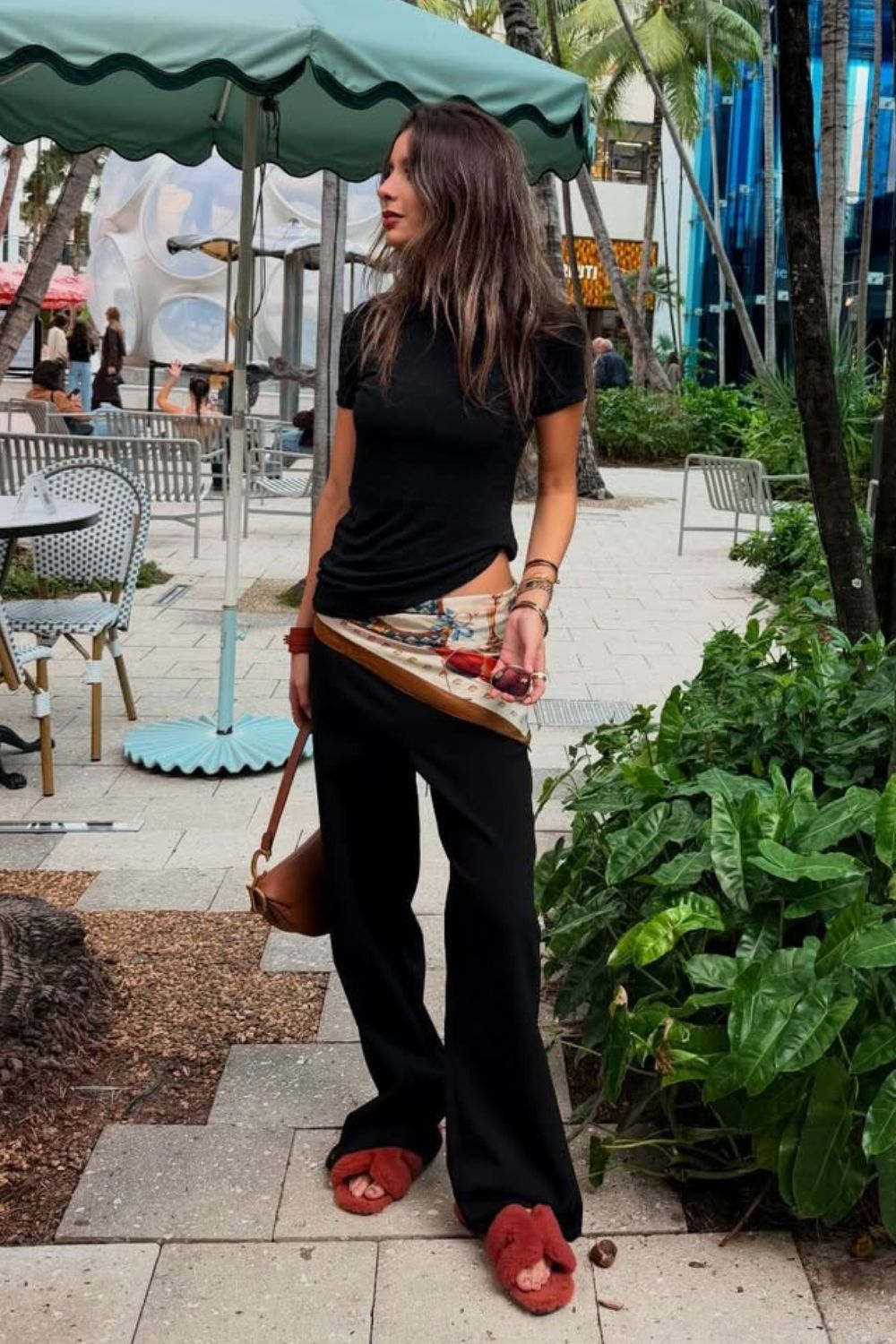 Look all black com lenço na cintura