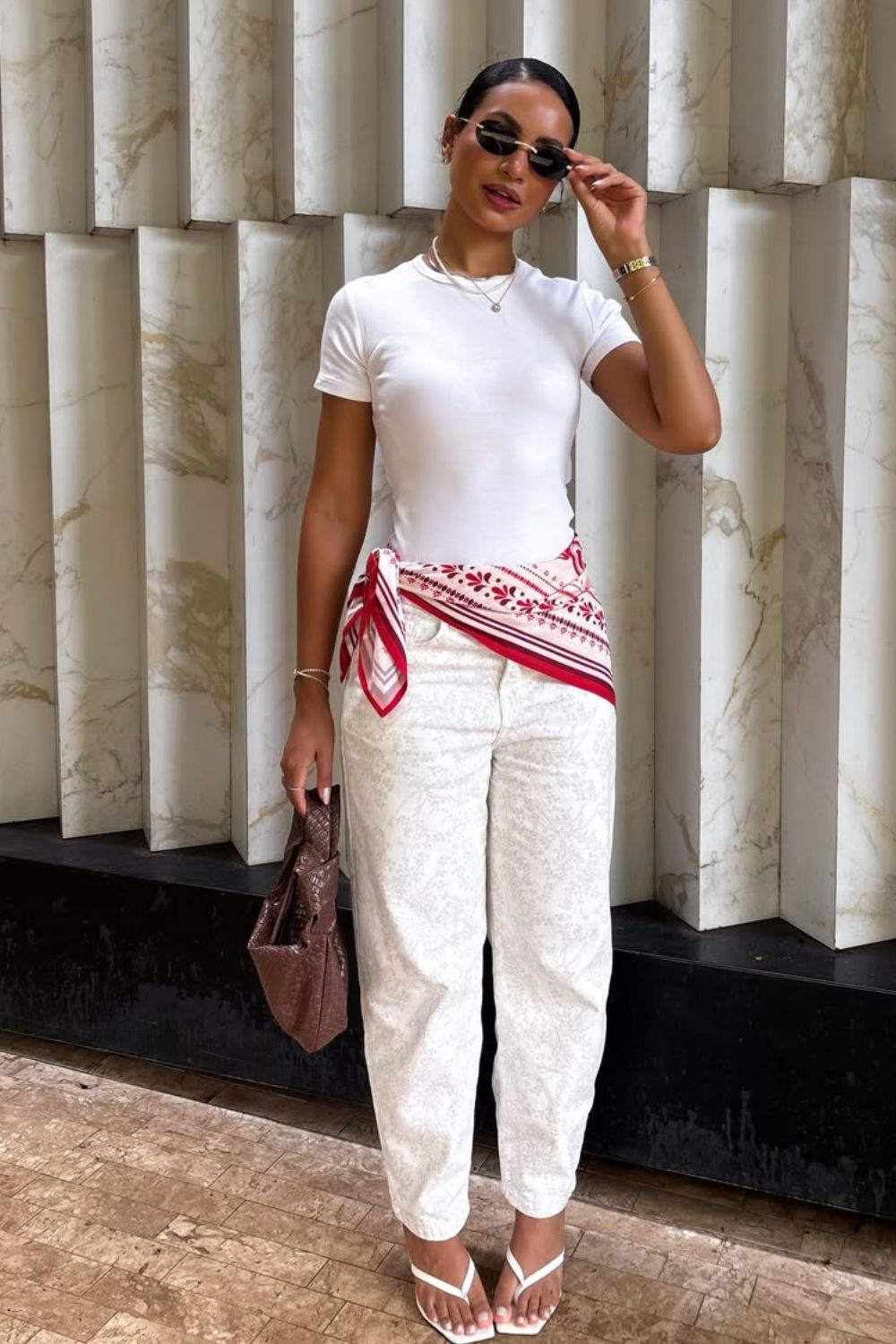 Look branco com lenço na cintura