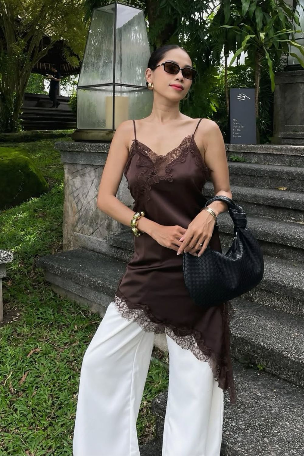 Top de cetim alongado e calça branca