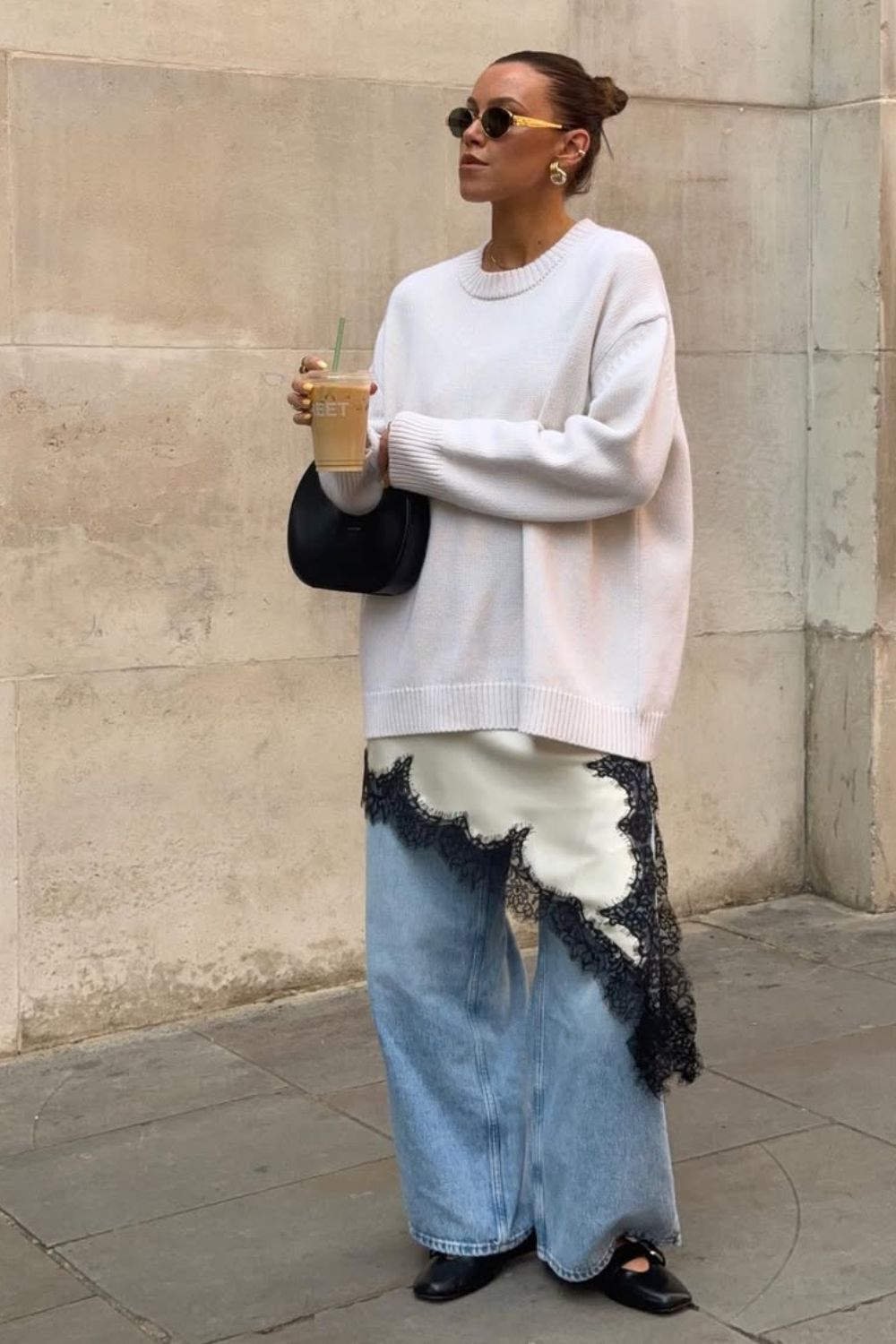 sobreposição com slip dress e blusa de moletom, calça jeans wide leg e sapato mary jane