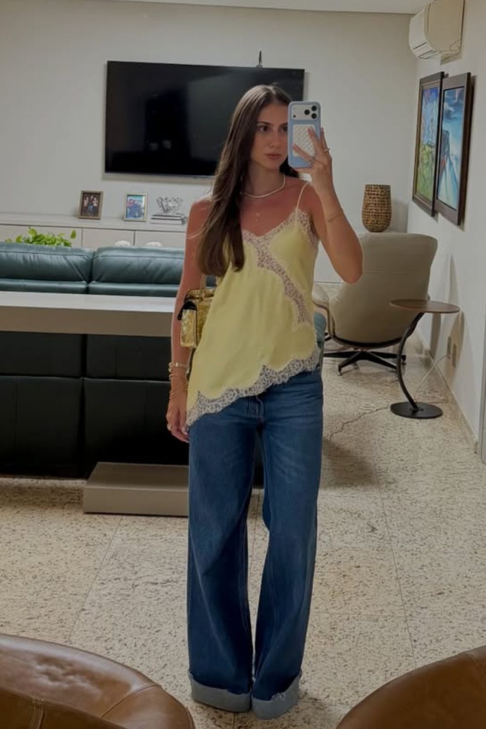 blusa de seda com detalhes de renda e calça jeans