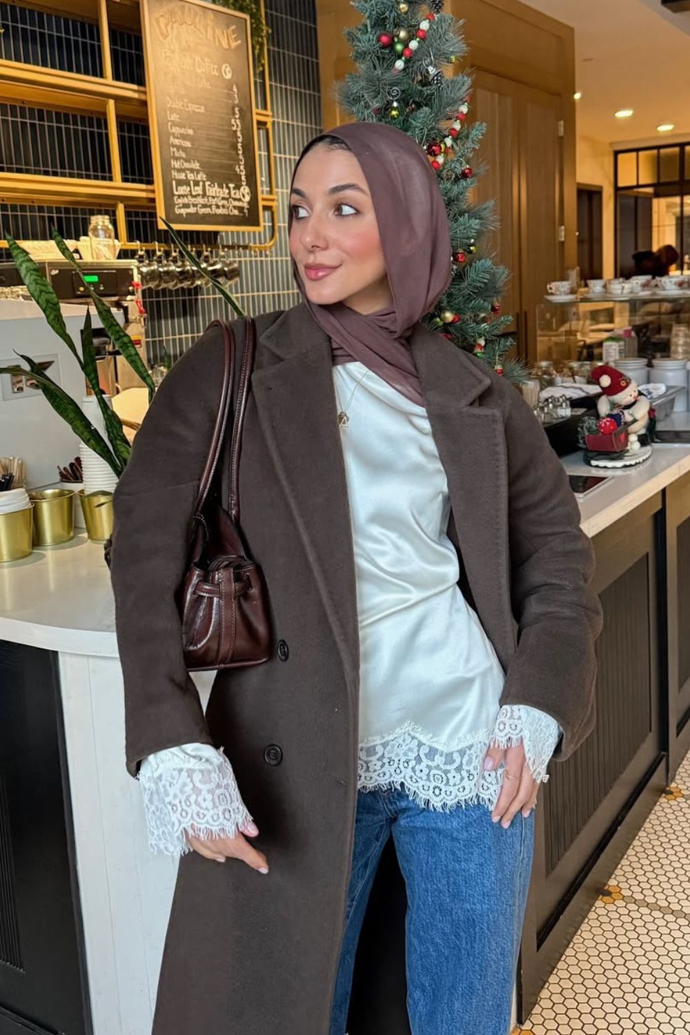 blusa de renda e cetim bege, blazer marrom e calça jeans