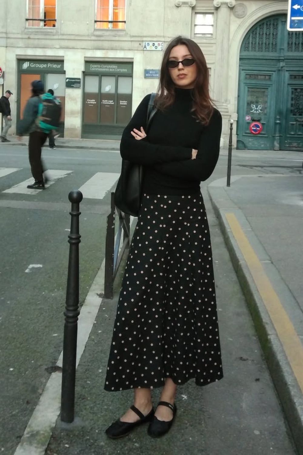 O poder das estampas num look de inverno com blusa de bolsa alta, saia midi de poá e sapatilha