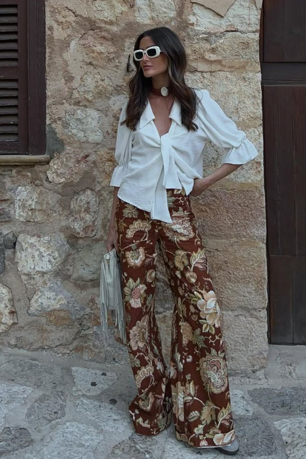 O poder das estampas num look boho com camisa branca e calça floral