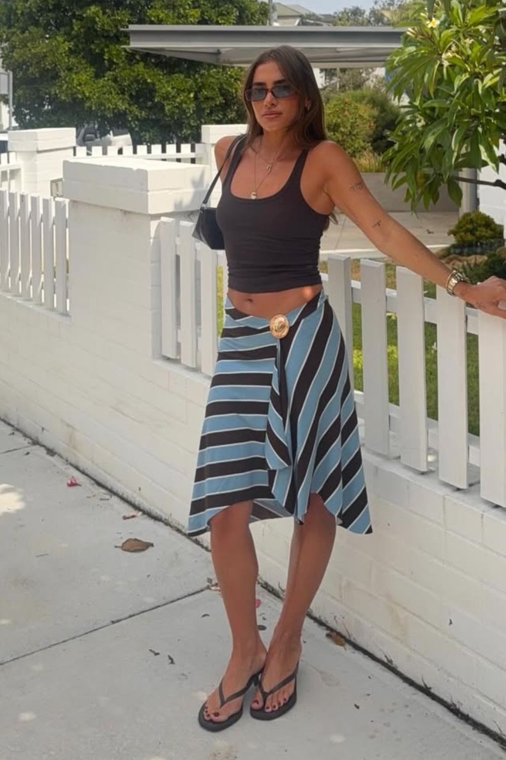 Regata preta com saia listrada e rasteirinha