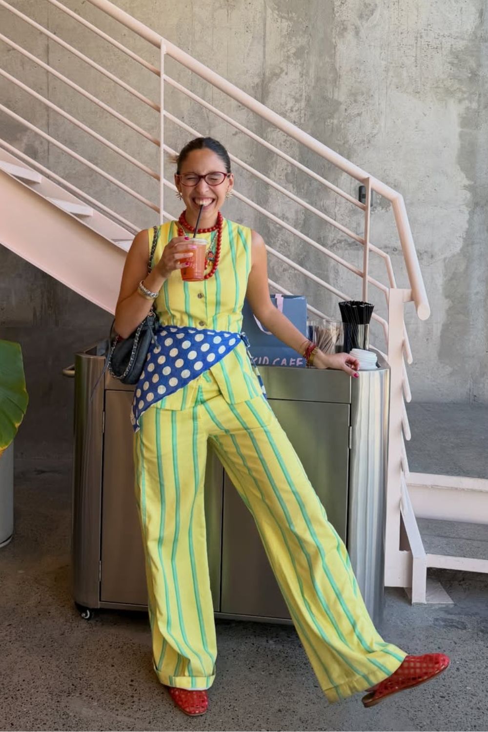 Mix de estampas: conjuntinho listrado colorido e sobreposição com lenço na cintura de baolinahs