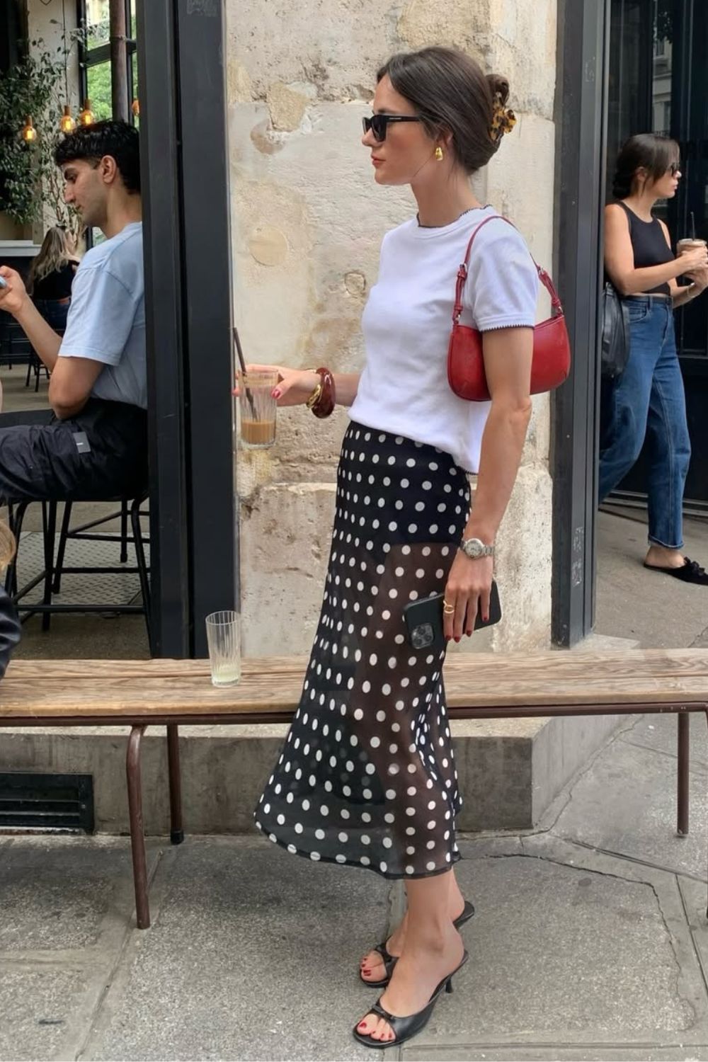 O poder das estampas no look minimalista com blusa branca e saia midi de bolinhas