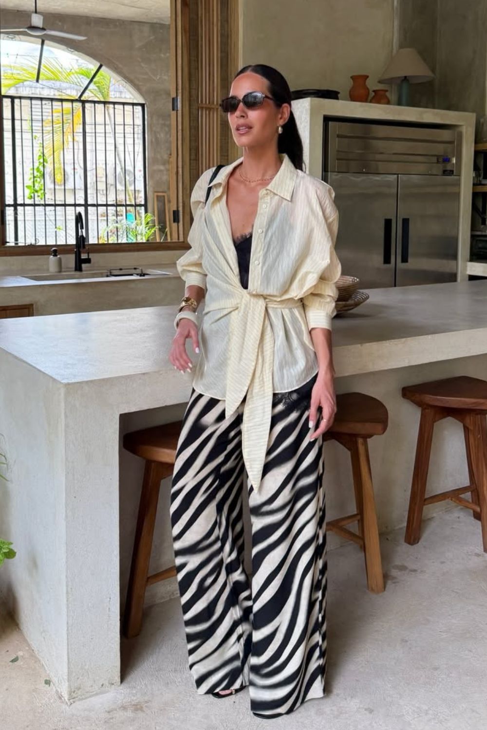 O poder das estampas num look sofisticado com chemise, e calça de zebrinha