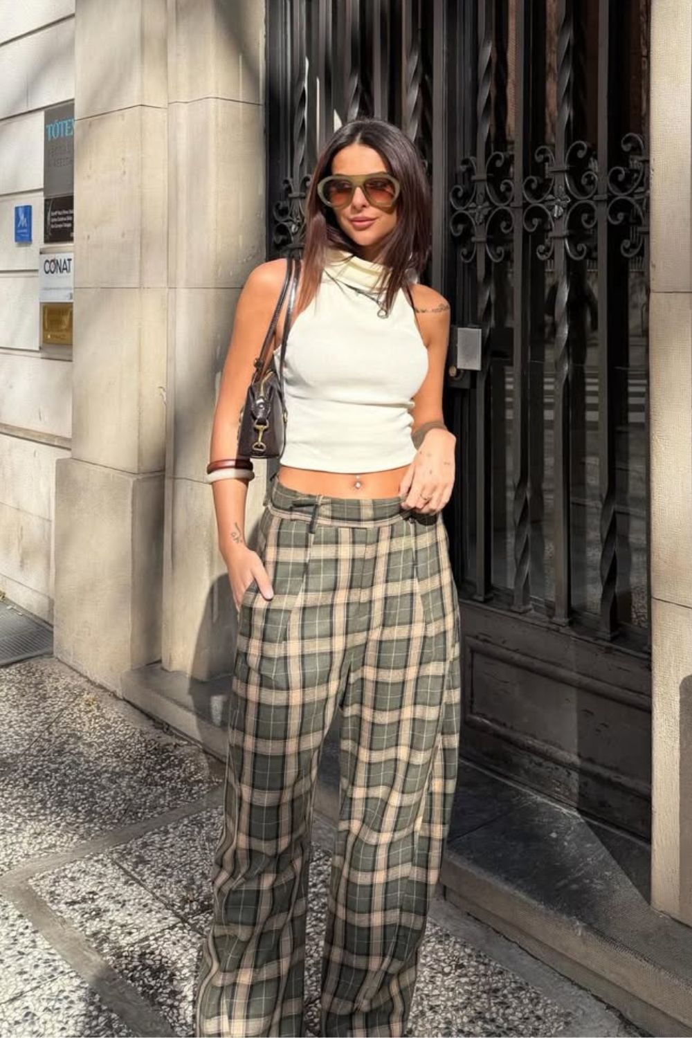 O poder das estampas num look causal com regata branca e calça xadrez de cintura baixa