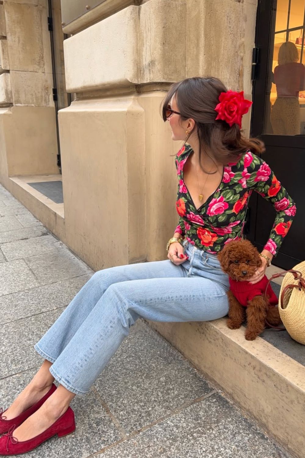 O poder das estampas num look romântico com blusa floral, calça jeans e sapatilha vermalha