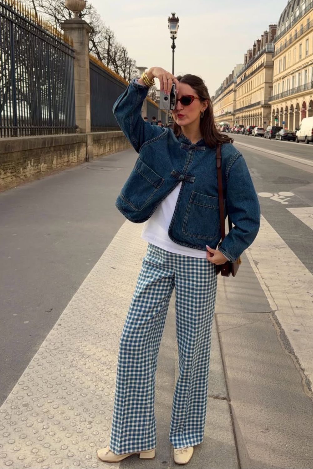 O poder das estampas, jaqueta jeans com blusa branca e calça xadrez azul